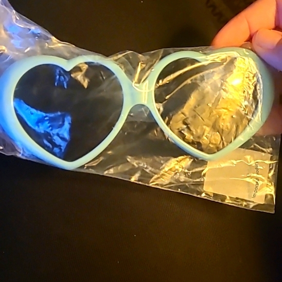 NWOT MOSCHINO HEARTS SUN GLASSES - Picture 3 of 5